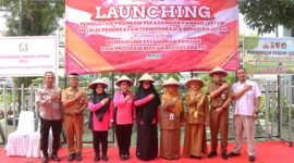 Kapolresta Tangerang Polda Banten, Kombes Pol Baktiar Joko Mujiono, S.I.K., M.M., bersama Ketua Cabang Bhayangkari Kota Tangerang, Ibu Andi Yuli Baktiar, mengikuti kegiatan Launching Penguatan Program Pangan Pekarangan Lestari (P2L) /foto : istimewa