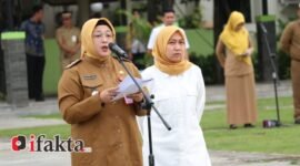 Wabup Intan mengajak seluruh peserta apel untuk senantiasa bersyukur kepada Allah SWT atas kesehatan dan limpahan rahmat yang diberikan. Ia juga mengajak seluruh ASN untuk terus menguatkan komitmen dalam menjalankan tugas sebagai abdi negara dan masyarakat.(foto:ifakta.co)