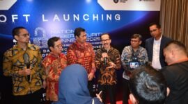 Ketua Umum (Ketum) APTIKNAS, Ir. Soegiharto Sahtoso, SH (ketiga dari kanan) saat menyampaikan keterangan pers-nya, usai soft launching National Cybersecurity Connect and Cybersec Starup Challengge 2025, yang dilaksanakan bertempat di Ballroom Aroem Resto, Jakarta pada, Selasa (25/02).