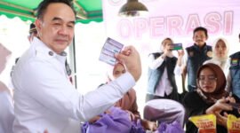 Sekretaris Daerah (Sekda) Kabupaten Tangerang, Soma Atmaja secara resmi membuka acara Operasi Pasar Gerakan Pangan Murah (GPM) yang diselenggarakan oleh Pemerintah Kabupaten Tangerang di Alun-Alun Tigaraksa, Puspemkab Tangerang,(foto:istimewa)