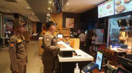 Petugas Satpol PP menyebarkan surat edaran ini dengan mendatangi langsung sejumlah tempat usaha di berbagai kecamatan, memberikan sosialisasi, serta mengingatkan para pemilik usaha untuk menaati ketentuan yang berlaku.(foto:istimewa)
