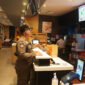 Petugas Satpol PP menyebarkan surat edaran ini dengan mendatangi langsung sejumlah tempat usaha di berbagai kecamatan, memberikan sosialisasi, serta mengingatkan para pemilik usaha untuk menaati ketentuan yang berlaku.(foto:istimewa)
