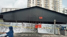 Seorang kuli terlihat sedang memasukan paving blok walapun bangunan sudah disegel (foto:ifakta.co)