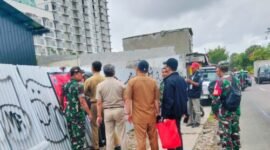 Sejumlah petugas Citata dikawal Polri dan TNI tengah menyegel bangunan di jl. Satu maret pegadungan (foto:ifakta.co)