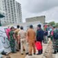 Sejumlah petugas Citata dikawal Polri dan TNI tengah menyegel bangunan di jl. Satu maret pegadungan (foto:ifakta.co)