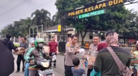 Ojol dan warga pengguna jalan antusias saat Kapolsek kelapa dua Kompol Gus Prihatin Zen SH berbagai takjil jelang berbuka puasa depan kantor Polsek Mao Kelapa dua (foto:ifakta.co/Lx)