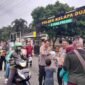 Ojol dan warga pengguna jalan antusias saat Kapolsek kelapa dua Kompol Gus Prihatin Zen SH berbagai takjil jelang berbuka puasa depan kantor Polsek Mao Kelapa dua (foto:ifakta.co/Lx)