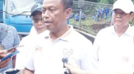 Wali Kota Jakarta Selatan (Jaksel), Munjirin beserta jajaran saat meninjau proses pengerukan Kali Grogol. Bahkan diakuinya pengerukan tersebut bakal rampung sekitar satu bulan. (Foto: Istimewa).