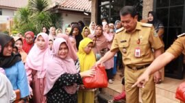Bupati menyempatkan diri untuk berdialog langsung dengan warga penerima manfaat dan mendapatkan respons positif. Warga menyampaikan terima kasih kepada Pemda Kabupaten Tangerang atas program ini, yang sangat membantu mereka dalam menghadapi kebutuhan di bulan suci Ramadan.(foto:istimewa)