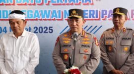 Kapolri Jenderal Polisi Drs. Listyo Sigit Prabowo memimpin prosesi peletakan batu pertama program 100.000 rumah subsidi bagi Personel Polri. Peletakan batu pertama tersebut juga dihadiri Menteri Perumahan dan Kawasan Pemukiman Maruarar Sirait dan Gubernur Jawa Barat Dedi Mulyadi.(foto:istimewa)