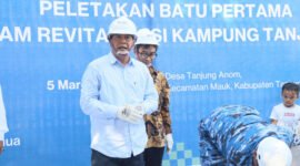 Bupati Tangerang Moch Maesyal Rasyid meletakkan batu pertama pembangunan permukiman nelayan di Kampung Tanjung Kait, Desa Tanjung Anom, Kecamatan Mauk, (foto:istimewa/Lx)