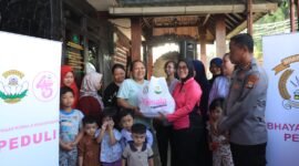 Kapolres Metro Bekasi Kota, Kombes Pol Dani Hamdani, S.I.K., M.PM., beserta Ketua Cabang Bhayangkari Ny. Yani Dani Hamdani dan Wakil Ketua Ny. Ela Dhany Aryanda, menyambangi langsung lokasi-lokasi terdampak banjir.