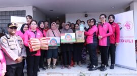 Yayasan Kemala bhayangkari bersama polres metro Bekasi kota menunjukan kepedulian mendalam terhadap warga  yang terdampak banjir di bekasi (foto:istimewa)