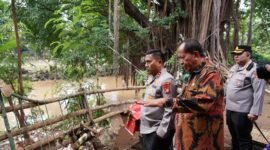 Kapolda metro jaya Irjen.pol.Karyoto meninjau lokasi pengungsian warga yang terdampak banjir akibat luapan kali Ciliwung di wilayah kecamatan pancoran jakarta selatan (foto:istimewa) 