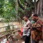 Kapolda metro jaya Irjen.pol.Karyoto meninjau lokasi pengungsian warga yang terdampak banjir akibat luapan kali Ciliwung di wilayah kecamatan pancoran jakarta selatan (foto:istimewa) 