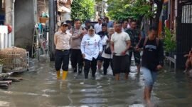 Kapolsek Tigaraksa Polresta Tangerang menunjukan kesiapsiagaan dalam menghadapi situasi banjir yang melanda kawasan perumahan Muspika Desa pasirnangka kecamatan Tigaraksa (foto:istimewa)