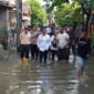 Kapolsek Tigaraksa Polresta Tangerang menunjukan kesiapsiagaan dalam menghadapi situasi banjir yang melanda kawasan perumahan Muspika Desa pasirnangka kecamatan Tigaraksa (foto:istimewa)