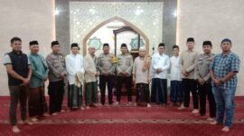 Taraweh Keliling PJU Polresta Tangerang & Polsek Balaraja di Masjid Al Falah Desa Telagasari Kecamatan Balaraja (foto:istimewa)
