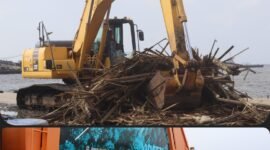 Aksi bersih dermaga sebagai wujud peduli akan ekosistem laut. (Foto : istimewa/Jo)