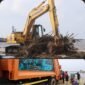 Aksi bersih dermaga sebagai wujud peduli akan ekosistem laut. (Foto : istimewa/Jo)