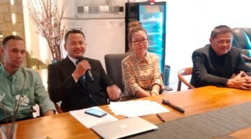 Owner PT. Sentral Indotama Energi, Melissa bersama tim kuasa hukumnya, Rahmad Riadi, SH saat lakukan gugatan pailit PT. Transon Group ke PN Jakpus. (Foto: Istimewa).