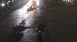 Terpantau air limbah yang tumpah ke jalan diduga milik Restoran Bebek Carok di Ciledug tersebut dikeluhkan warga sekitar lantaran mengeluarkan bau tak sedap. (Foto: Ekslusif Ifakta.co).