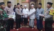 Kapolsek Balaraja Kompol Tedy Heru Murtianto ST SH beserta personil Polsek Balaraja Polresta Tangerang melaksanakan kegiatan ibadah sholat taraweh keliling diaajid Jami Baitussalam.Desa Sentul Jaya Kecamatan Balaraja (foto:istimewa)