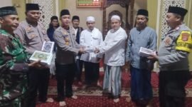 Kapolsek Balaraja Kompol Tedy Heru Murtianto ST SH beserta personil Polsek Balaraja Polresta Tangerang melaksanakan kegiatan ibadah sholat taraweh keliling diaajid Jami Baitussalam.Desa Sentul Jaya Kecamatan Balaraja (foto:istimewa)
