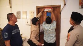  Satuan Polisi Pamong Praja (Satpol PP) Kabupaten Tangerang menyegel sebuah tempat usaha karaoke keluarga di Desa Selapajang, Kecamatan Cisoka,(foto:istimewa)
