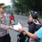 Kapolresta Tangerang Kombes Pol. Baktiar Joko Mujiono menggelar berbagai takjil kepengguna jalan disekitaran pemkab. (foto:istimewa)