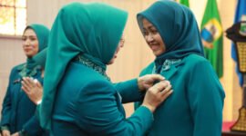 Ketua Tim Penggerak (TP) PKK Provinsi Banten Tinawati Andra Soni melantik Hj Rismawati Maesyal Rasyid sebagai Ketua TP PKK dan Ketua Tim Pembina (TP) Posyandu Kabupaten Tangerang masa bakti 2025-2030.(foto:istimewa)