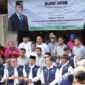 Menteri Perdagangan (Mendag) RI, Budi Santoso dan Menteri Lingkungan Hidup (LH), Hanif Faisol Nurofiq didampingi Walikota Jakbar Uus Kuswanto usai melakukan aksi bersih-bersih di Pasar Kopro atau Tomang Barat, Tanjung Duren, Jakarta Barat