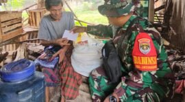 Memberikan bantuan sembako kepada Pak Bodong, seorang warga yang hidup sebatangkara di Jl. Pertamina B RT 01 RW 06, Kelurahan Jatiraden, Kecamatan Jatisampurna, Kota Bekasi. Jumat (14/3/2025).