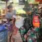 Memberikan bantuan sembako kepada Pak Bodong, seorang warga yang hidup sebatangkara di Jl. Pertamina B RT 01 RW 06, Kelurahan Jatiraden, Kecamatan Jatisampurna, Kota Bekasi. Jumat (14/3/2025).