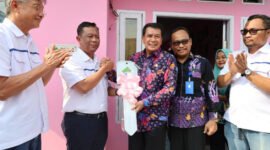 Bupati Tangerang, Moch. Maesyal Rasyid, bersama PIK menyerahkan bantuan bedah rumah untuk seorang anak warga Kecamatan Kosambi, bernama Alika, Kamis (14/3/25). Selain itu, ada bantuan untuk anak yatim di enam kecamatan, bantuan gerobak, dan bantuan lainnya bagi para pelaku UMKM. (foto:istimewa)
