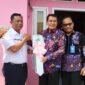 Bupati Tangerang, Moch. Maesyal Rasyid, bersama PIK menyerahkan bantuan bedah rumah untuk seorang anak warga Kecamatan Kosambi, bernama Alika, Kamis (14/3/25). Selain itu, ada bantuan untuk anak yatim di enam kecamatan, bantuan gerobak, dan bantuan lainnya bagi para pelaku UMKM. (foto:istimewa)
