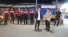 Kapolresta Tangerang, Kombes Pol Baktiar Joko Mujiono, mengambil inisiatif langsung dalam menjaga keamanan dan ketertiban masyarakat dengan memimpin kegiatan patroli menjelang sahur.(foto:istimewa)