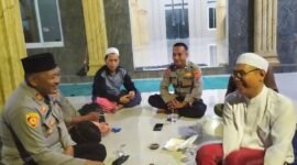 Kapolsek kresek yang didampingi Bhabinkamtibmas Polsek Kresek Aiptu Hidayat Faisal melakukan kegiatan sambang tokoh masyarakat di desa kemuning kecamatan kresek (foto:istimewa)