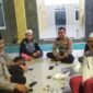 Kapolsek kresek yang didampingi Bhabinkamtibmas Polsek Kresek Aiptu Hidayat Faisal melakukan kegiatan sambang tokoh masyarakat di desa kemuning kecamatan kresek (foto:istimewa)
