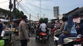 Brigadir Rifki melakukan giat untuk mengatur lalu lintas jelang berbuka puasa demi kelancaran aktivitas masyarakat (foto:istimewa)