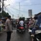 Brigadir Rifki melakukan giat untuk mengatur lalu lintas jelang berbuka puasa demi kelancaran aktivitas masyarakat (foto:istimewa)