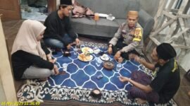 Anggota Bhabinkamtibmas Polsek Balaraja Aipda Rahmat melaksanakan sambang warga didesa Kubang kecamatan Sukamulya (foto:istimewa/Lx)