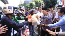 Kapolri jenderal polisi Drs.Listyio Sigit Prabowo menggelar berbagi bagi takjil kepada masyarakat pengguna jalan sebanyak 1000 box (foto:istimewa)