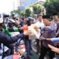 Kapolri jenderal polisi Drs.Listyio Sigit Prabowo menggelar berbagi bagi takjil kepada masyarakat pengguna jalan sebanyak 1000 box (foto:istimewa)