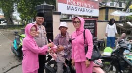 Kapolsek kresek AKP A.Suryadi bersama jajaran personel didampingi Bhayangkari ranting kresek berbagi keberkahan  dengan kegiatan berbagi takjil kepada masyarakat dan pengendara jalan yang melintas dipertigaan pasar kresek kabupaten Tangerang banten (foto:istimewa/Lx)