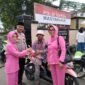 Kapolsek kresek AKP A.Suryadi bersama jajaran personel didampingi Bhayangkari ranting kresek berbagi keberkahan  dengan kegiatan berbagi takjil kepada masyarakat dan pengendara jalan yang melintas dipertigaan pasar kresek kabupaten Tangerang banten (foto:istimewa/Lx)