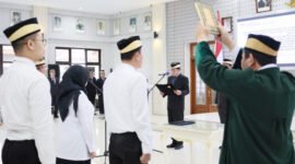 Sebanyak 19 Pegawai Negeri Sipil (PNS) di Kabupaten Tangerang dilantik dan diambil sumpah sebagai bagian dari pengembangan sumber daya manusia di lingkungan Pemerintah Kabupaten Tangerang. Mereka dilantik oleh Bupati Tangerang, Moch Maesyal Rasyid di Pendopo Kabupaten Tangerang, (foto:istimewa)