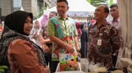 Walikota Jakarta Barat, Uus Kuswanto saat mengunjungi salah satu tenant pelaku UMKM di bazar Semarak Ramadan 2025. (Foto: Istimewa).