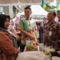 Walikota Jakarta Barat, Uus Kuswanto saat mengunjungi salah satu tenant pelaku UMKM di bazar Semarak Ramadan 2025. (Foto: Istimewa).