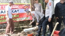 Kapolresta Tangerang Kombes Pol Baktiar Joko Mujiono, S.I.K, M.M, melaksanakan kegiatan bakti sosial dengan melakukan peletakan batu pertama dalam rangka bedah rumah milik Ibu Sariah. Rumah tersebut berlokasi di Kp. Sondol Rt. 10/03 Desa Kemuning, Kecamatan Kresek, Kabupaten Tangerang.(foto:istimewa)

